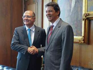 <p>Alckmin (esq.) e Haddad (dir.) anunciaram nesta quarta-feira suspensão de reajuste</p>