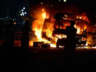 <p>Uma van da TV Record foi depredada e incendiada por manifestantes</p>