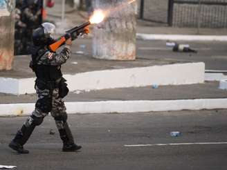 <p>Policiais resolveram usar balas de borracha para afastar manifestantes do estádio</p>