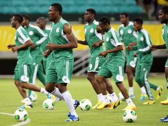 A Nigéria enfrenta o Uruguai pela vaga nas semifinais da Copa das Confederações. A equipe africana venceu o Taiti por 6 a 1 na estreia e fez o reconhecimento do gramado da Fonte Nova nesta quarta-feira