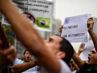 <p>A manifestação está dividida em dois grupos, que se envolveram em uma briga ao se encontrarem</p>