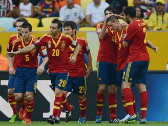 <p>Seleção da Espanha comemora o primeiro gol da partida, marcado aos 5min do primeiro tempo</p>