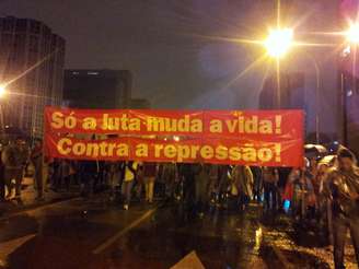 <p>Chuva e frio arrefeceu mas não impediu nova noite de protestos no Paraná</p>