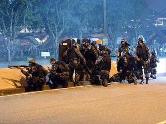 <p>Policiais militares entram em confronto com manifestantes durante o protesto no Rio de Janeiro</p>