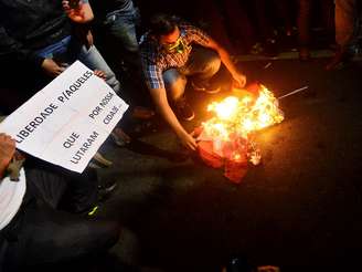 <p>Em São Paulo, grupo queima bandeira do PT durante protesto</p>