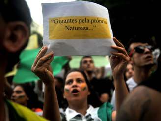 <p>Manifestantes marcham pelas ruas do Rio de Janeiro na tarde de quinta-feira</p>