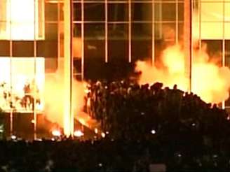 Polícia dispersa multidão que tenta invadir Palácio do Itamaraty em Brasília; grupo ocupou a rampa.