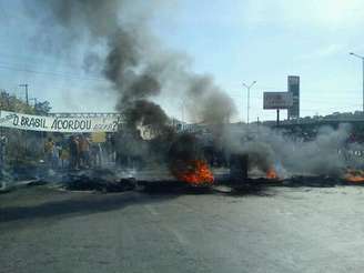 <p>Manifestantes bloqueiam a BR-040 no km 517 e fazem barricada com pneus queimados em Ribeirão das Neves (MG)</p>