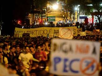 <b>22 de junho</b> Manifestantes protestam em São Paulo contra a PEC 37, que acaba com o poder de investigação criminal do Ministério Público, em São Paulo. Cerca de 30 mil pessoas marcharam pela avenida Paulista em uma passeata pacífica até seguiu até a sede do Ministério Público do Estado de São Paulo (MP-SP), na rua Riachuelo, no centro da cidade