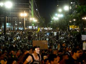 <b>22 de junho</b> Manifestantes protestam em São Paulo contra a PEC 37, que acaba com o poder de investigação criminal do Ministério Público, em São Paulo. Cerca de 30 mil pessoas marcharam pela avenida Paulista em uma passeata pacífica até seguiu até a sede do Ministério Público do Estado de São Paulo (MP-SP), na rua Riachuelo, no centro da cidade