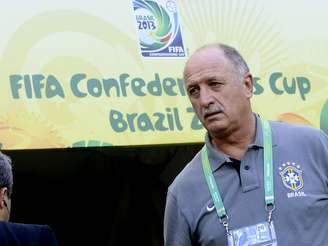 Técnico Luiz Felipe Scolari observa com atenção 