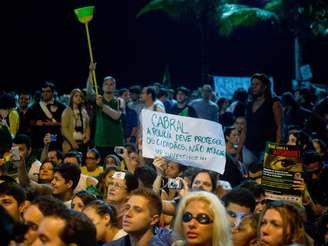 <p>Manifestantes protestam contra a PEC 37 em frente à casa do governador Sérgio Cabral</p>