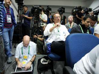 <p>Um dos jornalistas se sentou no chão durante a entrevista de Prandelli</p>