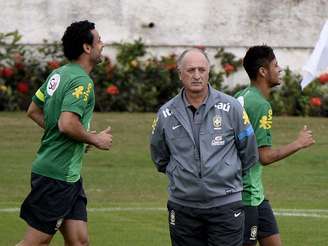 <p>Na conversa, Felipão e Daniel Alves gesticularam bastante em direção ao campo, como se discutisse posicionamento e movimentações</p>