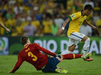 <p>Zagueiro espanhol Pique levanta a perna, para Neymar com falta e é expulso</p>