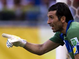 <p>Buffon pegou três pênaltis e decidiu a favor da Itália</p>