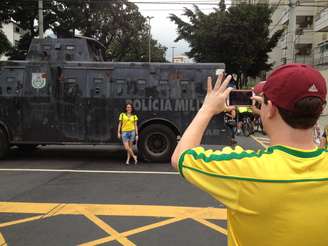 <p>Turistas e torcedores se aproveitam de Caveirão e tiram fotos ao lado do veículo utilizado para combater tráfico de drogas nas favelas do Rio de Janeiro</p>