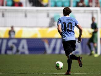 <p>Atacante do Inter&nbsp;e do Uruguai aproveitou fim da Copa das Confedera&ccedil;&otilde;es para se casar</p>