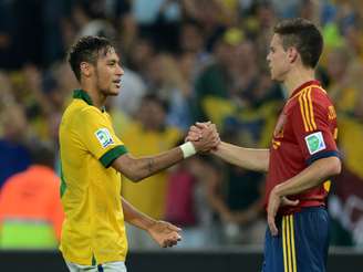 <p>Argentino disse que Neymar ainda não está no mesmo patamar de Messi, que desconversou</p>