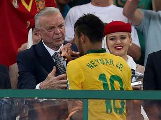 <p>Marin cumprimenta Neymar durante a premiação; título em campo e foco desviado fora dele</p>