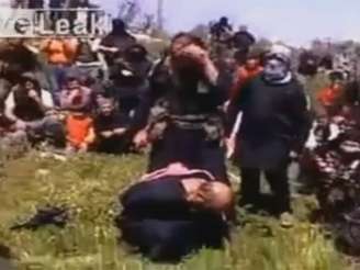 Frame de vídeo disponibilizado na internet mostra o que seria a decapitação de um padre na Síria