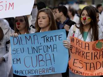 <p>Médicos e estudantes protestaram na avenida Paulista contra a proposta de trazer profissionais do exterior</p>