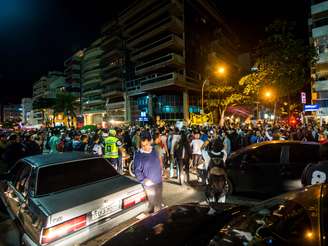 <p>Cerca de 500 manifestantes protestaram na noite desta quinta-feira em frente ao prédio onde reside o governador do Rio de Janeiro, Sérgio Cabral (PMDB), no bairro do Leblon</p>