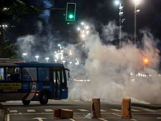 <p>Policias Militares entraram em confronto com manifestantes na noite desta quinta</p>