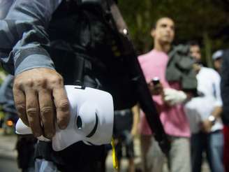 <p>Manifestantes e policiais se enfrentaram na noite desta quinta-feira</p>