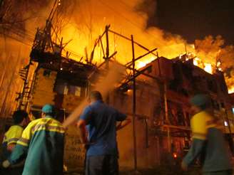 <p>Um incêndio de grandes proporções atingiu moradias da comunidade da Ilha, região de Heliópolis, no último dia 7; centenas de pessoas ficaram desabrigadas</p>