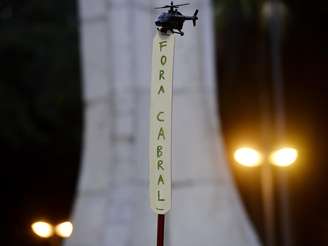  Em alusão à polêmica envolvendo Cabral por conta do uso de helicópteros do governo fluminense, alguns manifestantes levaram ao protesto helicópteros de brinquedo