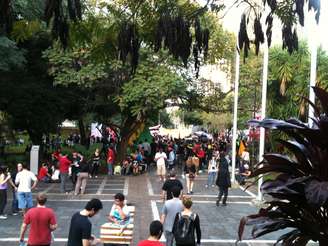 Manifestantes entram no pátio da Câmara dos Vereadores depois de marcha