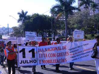 As principais ruas do centro da cidade foram interditadas e o ato foi acompanhado pela PM durante todo o trajeto, até a concentração em frente à prefeitura