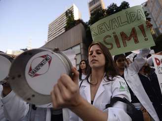 <p>Durante os protestos que ocorrerm pelo país, médicos e estudantes foram às ruas cobrar a aplicação do Revalida para profissionais formados no exterior</p>