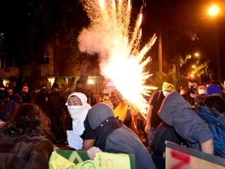 <p>Rojão deu início a confronto entre manifestantes e polícia nas proximidades do Palácio Guanabara</p>