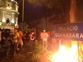 <p>Boneco representando Cabral foi incendiado em frente à sede do governo do Rio de Janeiro</p>