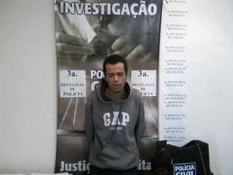 Suspeito foi preso em Minas Gerais após tentar roubar um carro em frente à delegacia