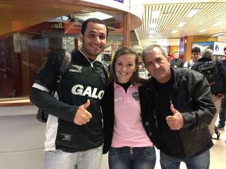 Torcedores foram até o aeroporto em Assunção para tentar contato com jogadores atleticanos