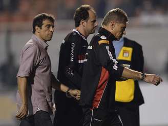 <p>Milton Cruz, Rogério Ceni e Paulo Autuori ficaram desolados com mais uma derrota do São Paulo</p>