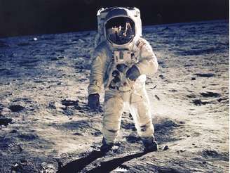 <p>Os primeiros passos do homem na Lua completam 44 anos neste dia 20 de julho de 2013. A caminhada pioneira do americano Neil Armstrong ocorreu durante a missão Apollo 11, em 1969. O comandante Armstrong foi seguido pelo piloto Buzz Aldrin (foto), segundo homem a pisar na Lua</p>