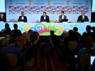 <p>Delia Fischer, porta-voz da Fifa (à esquerda), explicou que possibilidade de suspensão de Mundial de 2014 no Brasil não acontecerá</p>