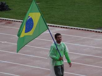 Allan Fonteles foi o porta-bandeira da delegação brasileira que inicia, a partir desta sexta-feira, o Mundial Paralímpico de Atletismo em Lyon, na França; veja