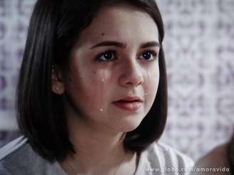 Paulinha (Klara Castanho) chora e se declara a Paloma (Paolla Oliveira) ao saber que não é filha da médica