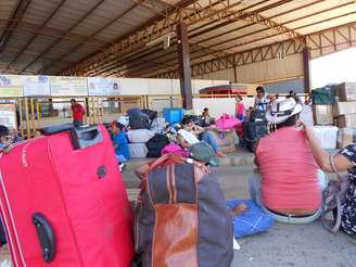 <p>Passageiros dos seis ônibus clandestinos apreendidos foram encaminhados para o terminal rodoviário de Barreiras</p>