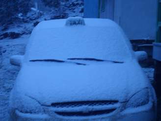 Carro ficou coberto pela neve em São José dos Ausentes, no Rio Grande do Sul, nesta segunda-feira