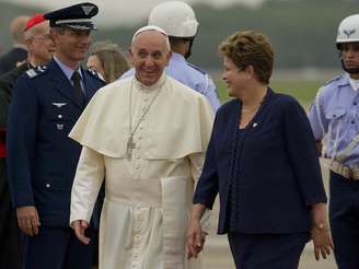 Presidente Dilma Rousseff caminha ao lado do papa Francisco em seu desembarque, no aeroporto internacional do Rio de Janeiro