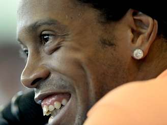 <p>Ronaldinho durante entrevista coletiva de terça-feira: mais sorrisos e menos comentários sobre a primeira final</p>