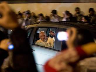 <p>Papa Francisco circulou pelas ruas do Rio de Janeiro com a janela do carro aberta</p>