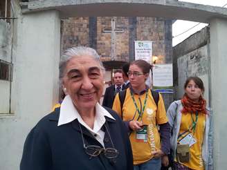 <p>Dona Maria Laura Faria foi quem cuidou dos bordados dos paramentos do novo líder da Igreja Católica em sua visita à favela de Manguinhos</p>
