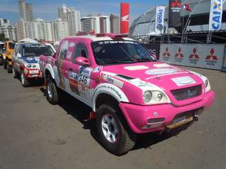 Pintado em rosa e branco, o veículo da equipe Expert 4x4 conta com adesivos que imitam cílios femininos nos faróis